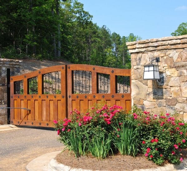 Repair of a wooden swing gate