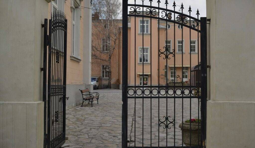 durable gate materials los angeles