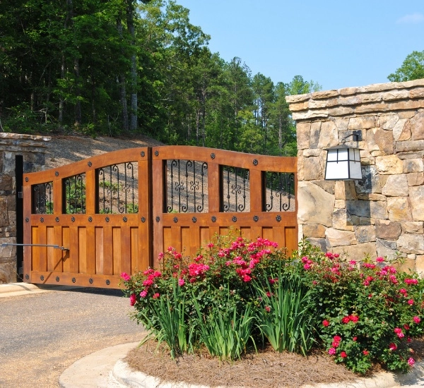 Repair of a wooden swing gate
