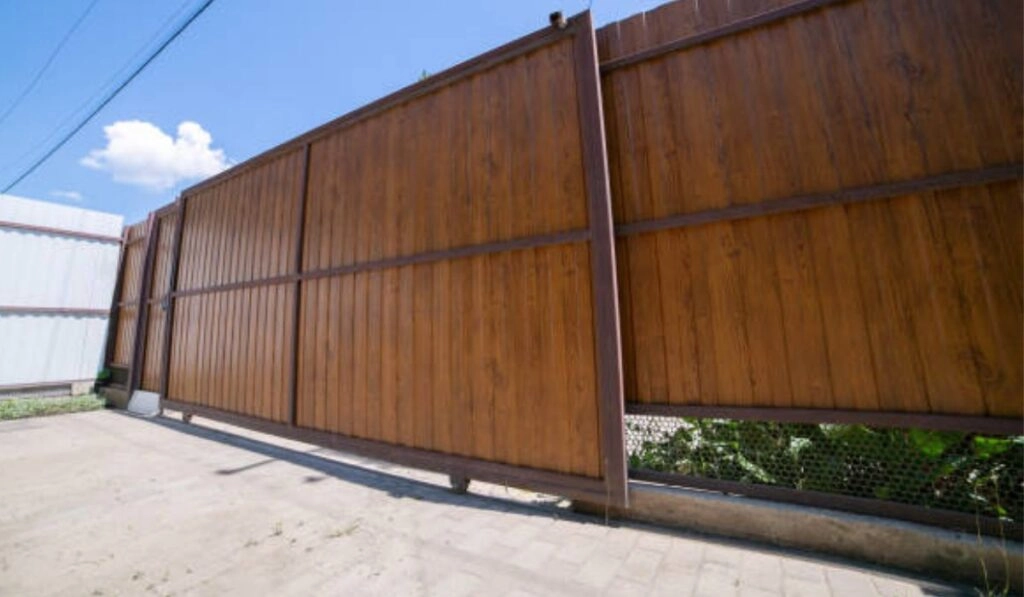 Lubricating gate hinges during scheduled gate service